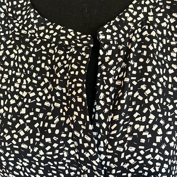 Black-and-white V-neck three-quarter sleeve hidden buttons in the front blouse​ - Picture 2 of 11